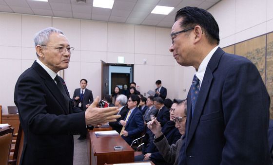 대화 나누는 유인촌 장관·강내영 위원장