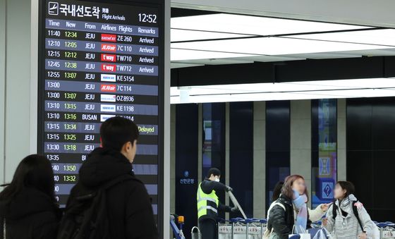 '무더기 결항' 김포공항 운항 정상화