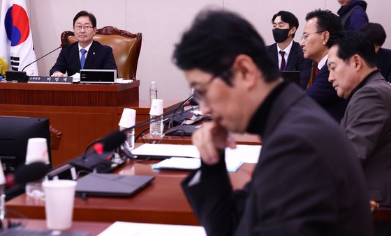 '내란·외환 행위 특검법 소위' 여당 의원들 바라보는 박범계