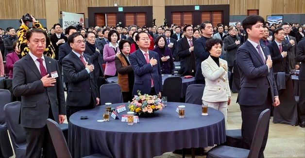 신년인사회 국민의례하는 홍준표 대구시장