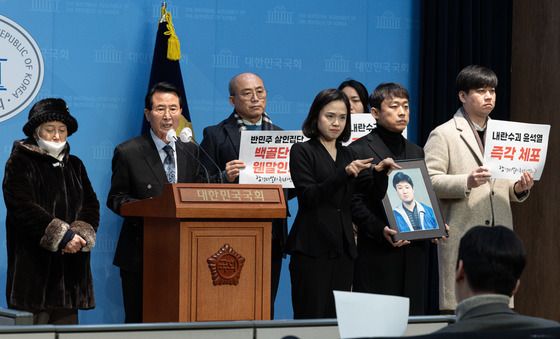 국회 찾은 백골단 피해자 강경대 열사 아버지 "반공청년단 즉각 해체"