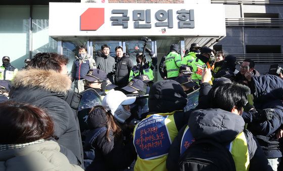 국민의힘 대구경북 당사 앞 대치 상황