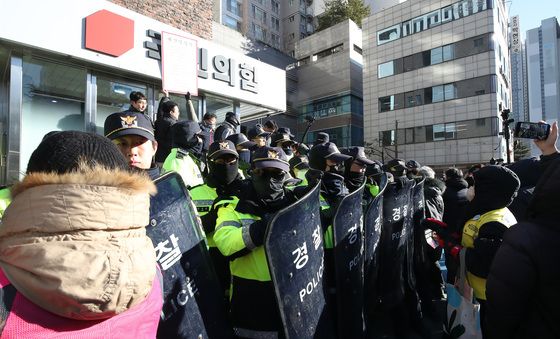 혼잡 빚는 국민의힘 대구경북 당사 앞