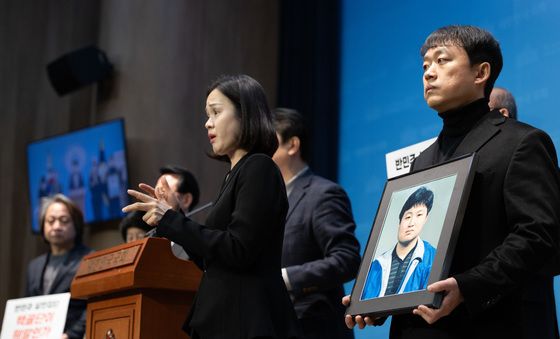 국회 소통관에 백골단 피해자 '강경대 열사' 영정사진