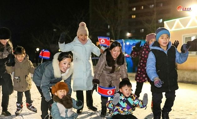 야외 스케이트장 즐기는 북한 주민들의 모습