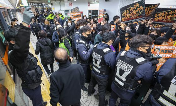 새해 첫 출근길, 안국역 대치 상황