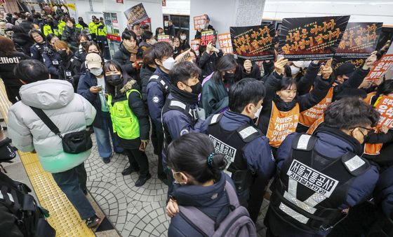 출근길 혼잡 빚는 안국역