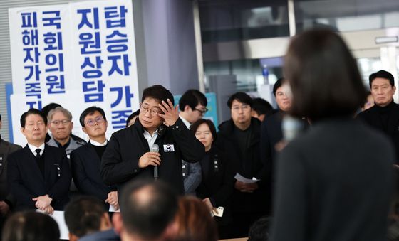 유가족 질문 듣는 박상우 국토부 장관