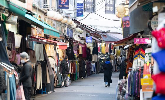 위기 소상공인 위해 새출발기금 확대