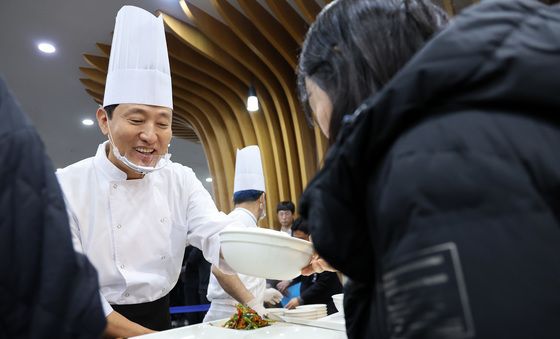 새해 맞아 직원들 떡국 배식 나선 오세훈 시장