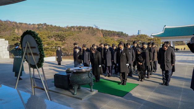 국립서울현충원 참배한 강정애 장관