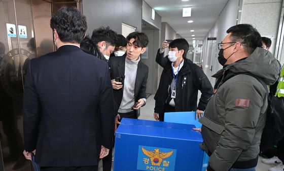 압수품 들고 무안공항 나서는 경찰