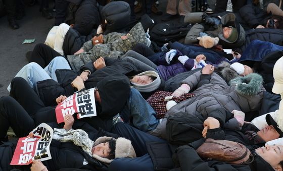 윤석열 대통령 관저 앞에 드러누운 지지자들