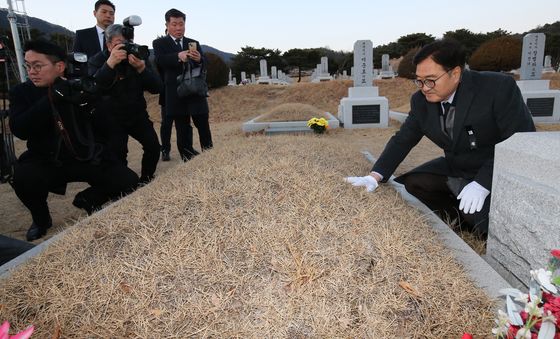 홍범도 장군 묘역 찾은 우원식 의장