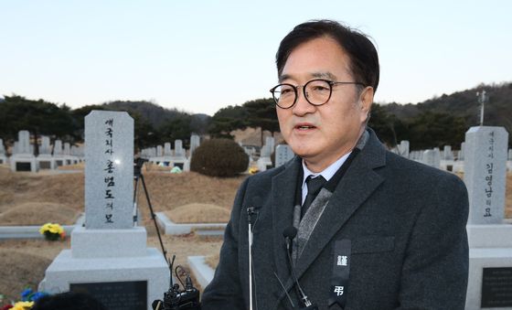 취재진 질문에 답하는 우원식 국회의장