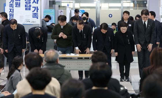 참사 희생자 유족들에게 인사하는 권영세 비대위원장