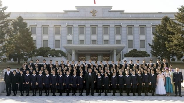 신년 공연 출연한 학생들 초대한 北김정은…기념사진 촬영