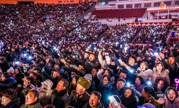 北 인민 마음 사로잡은 신년 공연 명곡 선전…"가슴 격동"