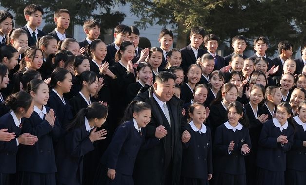 北김정은, 재일조선학생소년예술단 학생들과 기념촬영