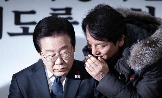 당직자와 대화하는 이재명 대표