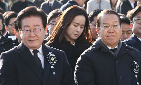 미소 짓는 이재명과 표정 굳은 권영세