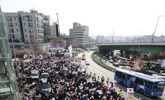 관저 앞에 모인 尹 대통령 지지자들