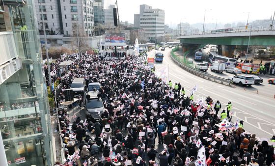 관저 앞에 집결한 尹 대통령 지지자들