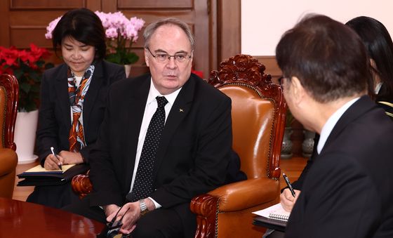 우원식 국회의장 만난 제프리 로빈슨 주한호주대사