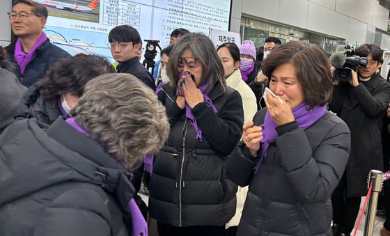 무안공항서 눈물 보이는 이태원 유가족