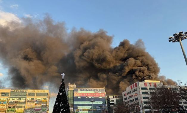 분당 야탑 복합건물서 화재…소방 대응 2단계 진화 중