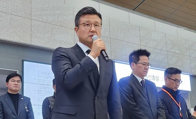 유족에게 사과히는 고준 AK홀딩스 대표