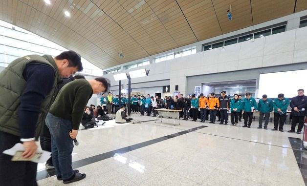 수습당국에 인사하는 제주항공참사 유가족 대표