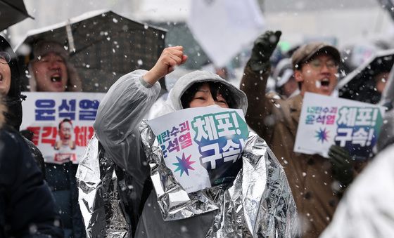 구호 외치는 윤석열즉각퇴진·사회대개혁 비상행동