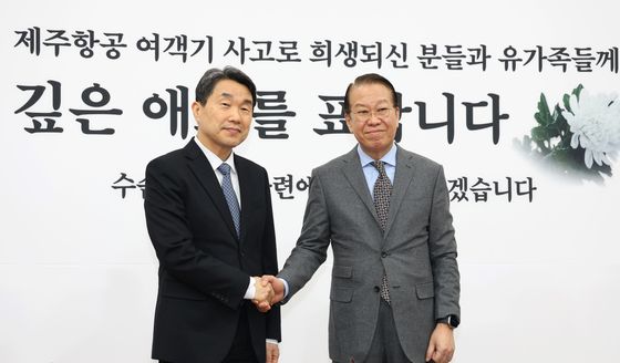 악수하는 권영세 비대위원장과 이주호 사회부총리