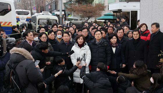 관저 압에서 입장 밝히는 국민의힘 의원들