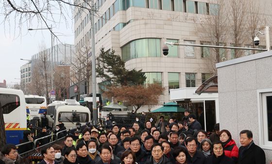 尹 대통령 관저 앞에서 입장 발표하는 여당 의원들