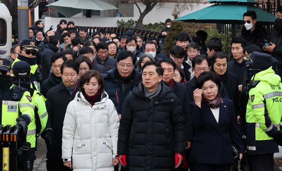 입장 발표 위해 취재진 앞으로 이동하는 국민의힘 의원들