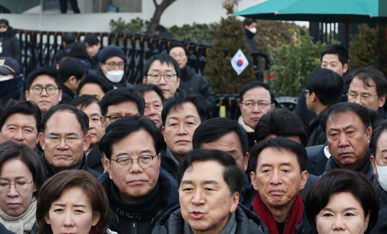 김기현 의원, 관저 앞 입장 발표