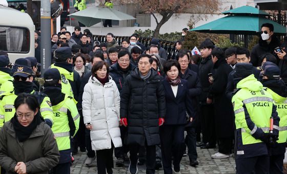 관저 앞 국민의힘 의원들 '입장 발표 위해 취재진 앞으로'