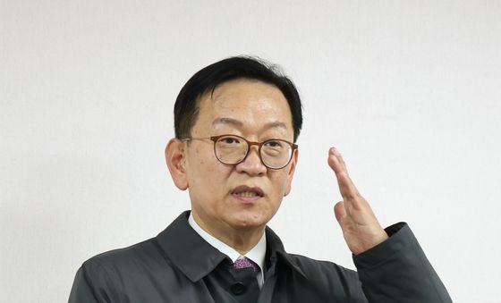 '체포영장' 관련 브리핑 하는 석동현 변호사