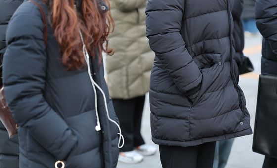 '한파에 주머니 손 넣고'