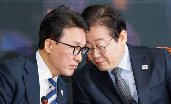 김민석 최고위원과 대화하는 이재명 대표