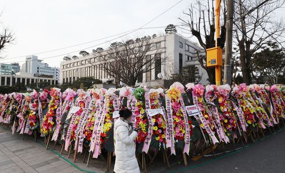 헌재 앞 탄핵 찬·반 화환