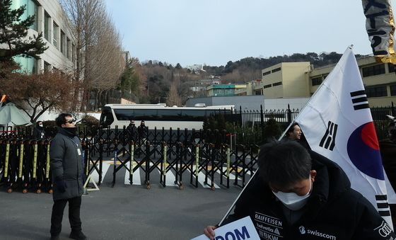 버스로 입구 막은 대통령 관저