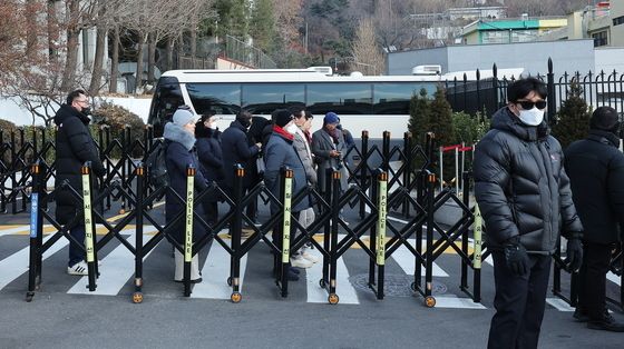 버스로 입구 막은 대통령 관저