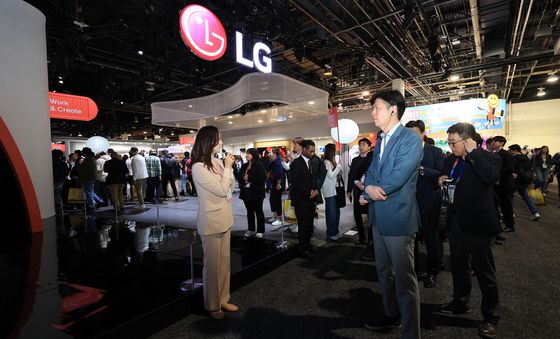 [CES2025]LG전자 전시관 찾은 신유열 부사장