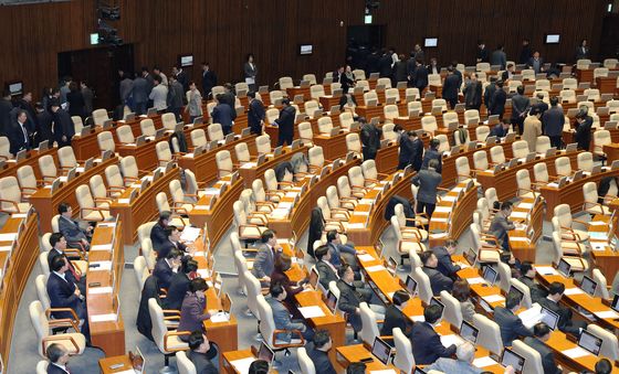 8개 법안 부결에 퇴장하는 野