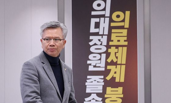 새 의협회장에 김택우 당선…'과반' 지지율 얻어