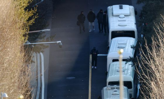 대통령 관저, 대통령 체포영장 집행 막기 위해 버스 동원