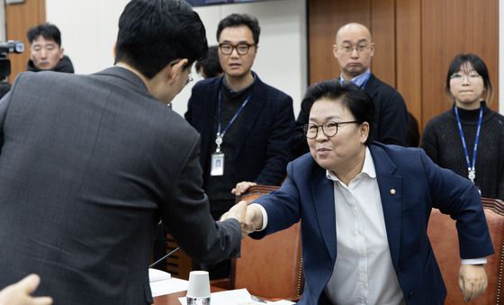 악수하는 문정복·조정훈 교육위 간사